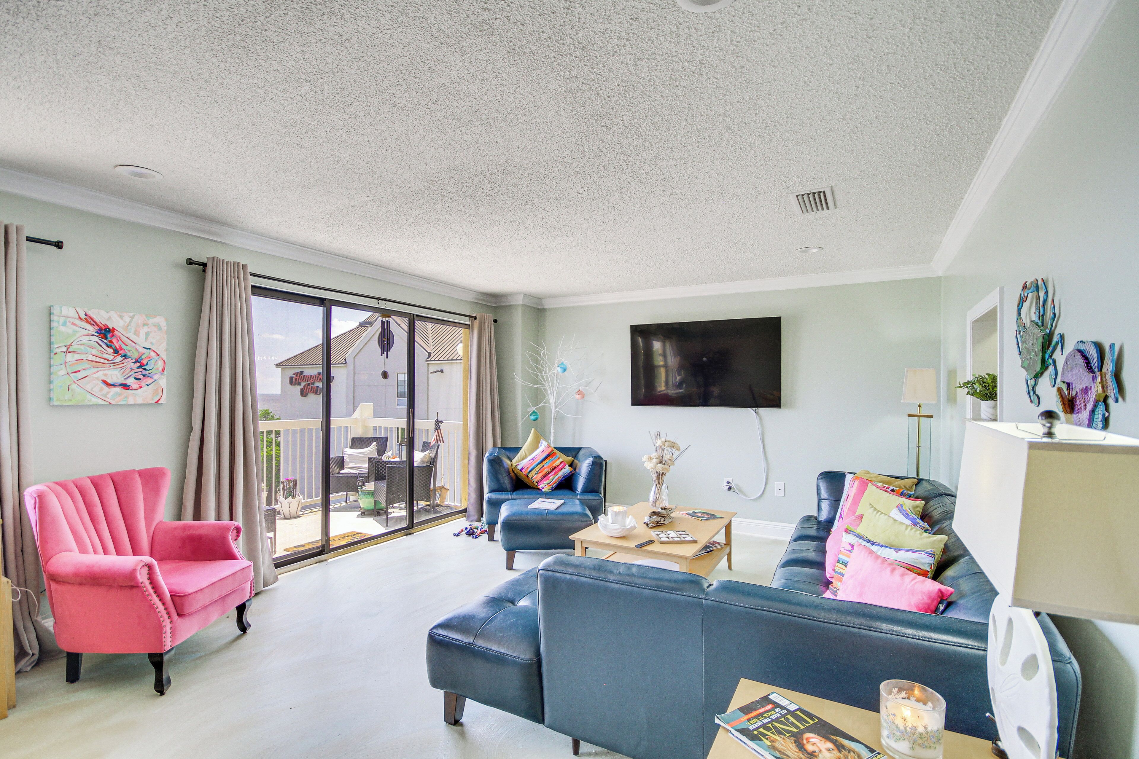Oceanfront Biloxi Condo w/ Balcony: Walk to Beach!