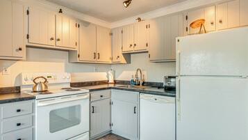 Fridge, microwave, stovetop, dishwasher
