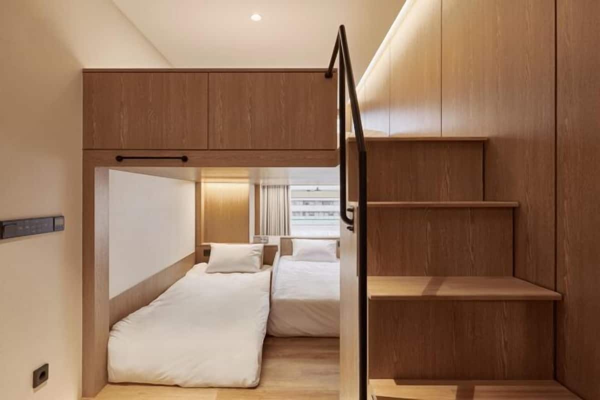 خزنة داخل الغرفة وستائر تعتيم وواي فاي مجانًا وملاءات أسرّة