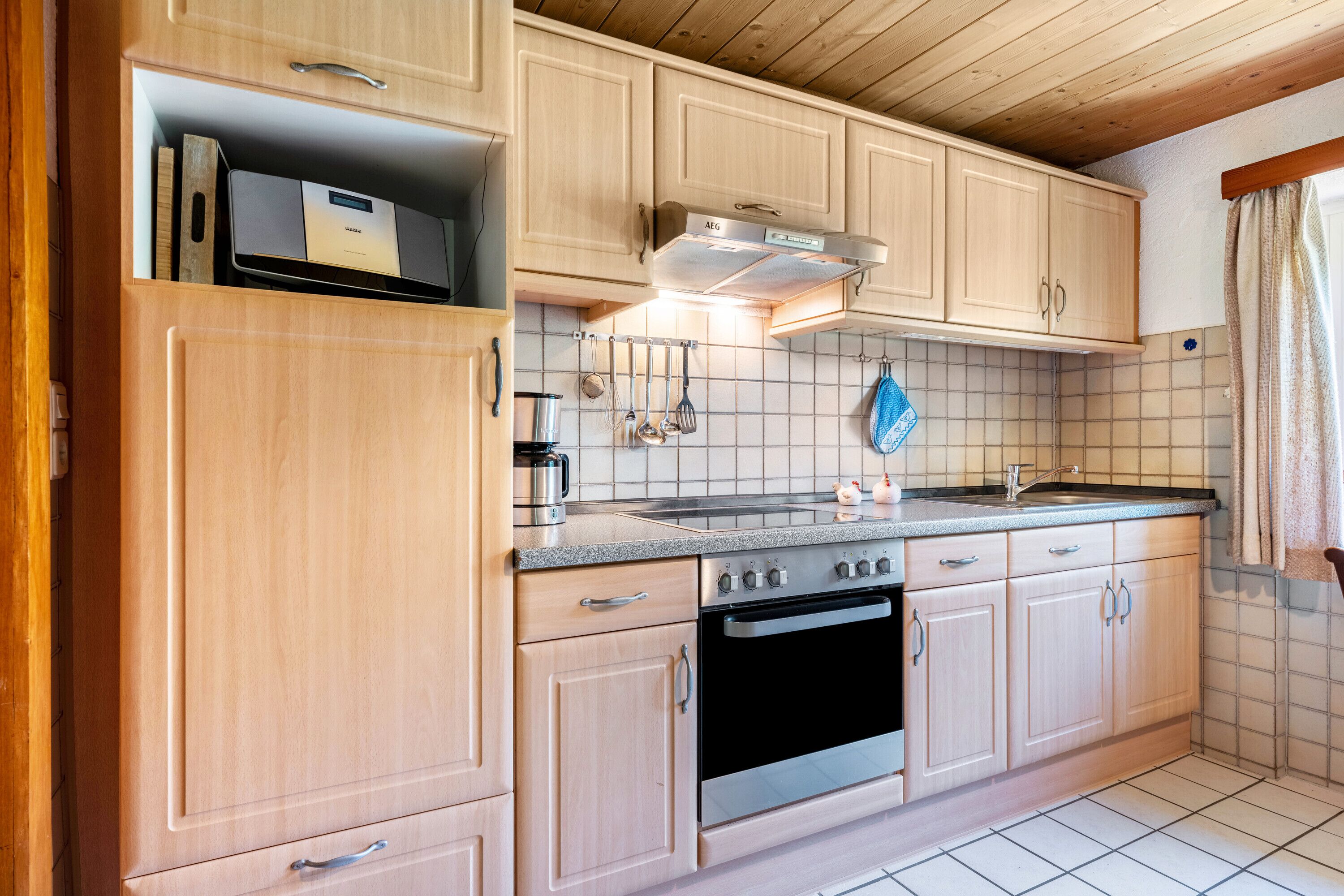 Refrigerador, horno, parrilla de estufa y cafetera y tetera 