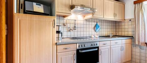 Fridge, oven, stovetop, coffee/tea maker