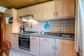 Frigorífico, horno, placa de cocina y cafetera o tetera