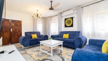 家庭别墅 | 起居区 | 24-英寸智能电视(配备数码频道)