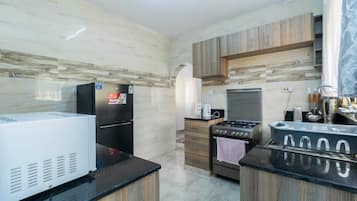 Villa familiar | Cocina privada | Refrigerador, microondas, utensilios de cocina y comedor