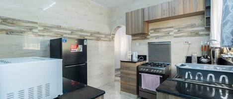 Villa familiare | Cucina privata | Frigorifero, microonde, pentole/stoviglie/utensili, tavolo da pranzo