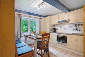 ثلاجة، فرن، موقد طهي مسطح، ماكينة لصنع القهوة/الشاي