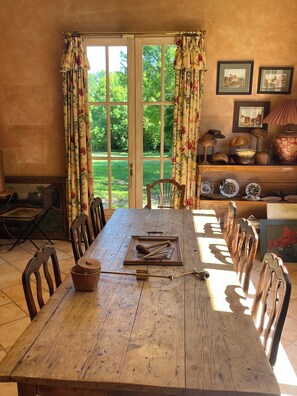 Dining - La Maison Rose, 5 to 7 suites, in a private park, 10 minutes from the beaches. (Saint-Julien-en-Born)