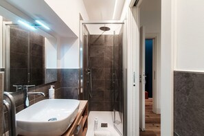 Shower, hair dryer, bidet, shampoo - Just in Front - MyHomeinComo (Cernobbio)
