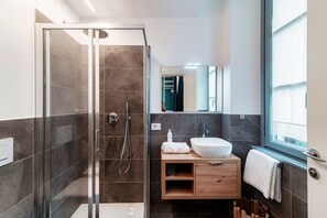 Douche, séchoir à cheveux, bidet, shampooing