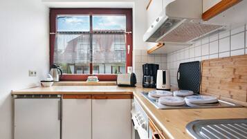 Fridge, oven, stovetop, coffee/tea maker