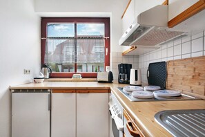 Fridge, oven, stovetop, coffee/tea maker - Apartment 'Ferienpark Gustow B09' with Shared Terrace and Shared Garden (Gustow)
