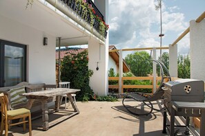 Outdoor dining - Chalet 'Sonnenwald' with Mountain View, Balcony and Wi-Fi (Grattersdorf)