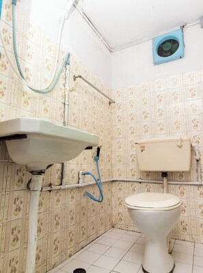 Deluxe Double Room | Bathroom | Shower, free toiletries, bidet, towels - Hotel O Gold Star Hotel (Sibu)