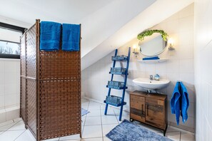 Een douche, handdoeken