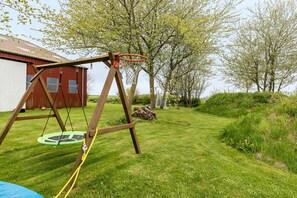 Children’s area - Apartment 'Ferienwohnung Möwe' with Shared Garden and Wi-Fi (Friedrich-Wilhelm-Lübke-Koog)
