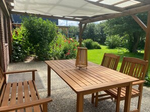 Outdoor dining - Apartment 'Ferienwohnung Möwe' with Shared Garden, covered terrace and Wi-Fi (Friedrich-Wilhelm-Lübke-Koog)
