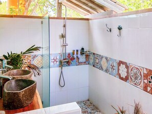 Villa, 1 habitación, frente a la playa | Baño | Artículos de higiene personal gratuitos y secador de pelo