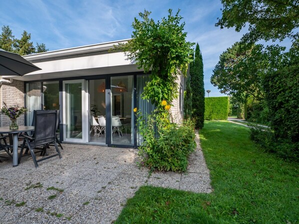 Bungalow | Restaurante al aire libre
