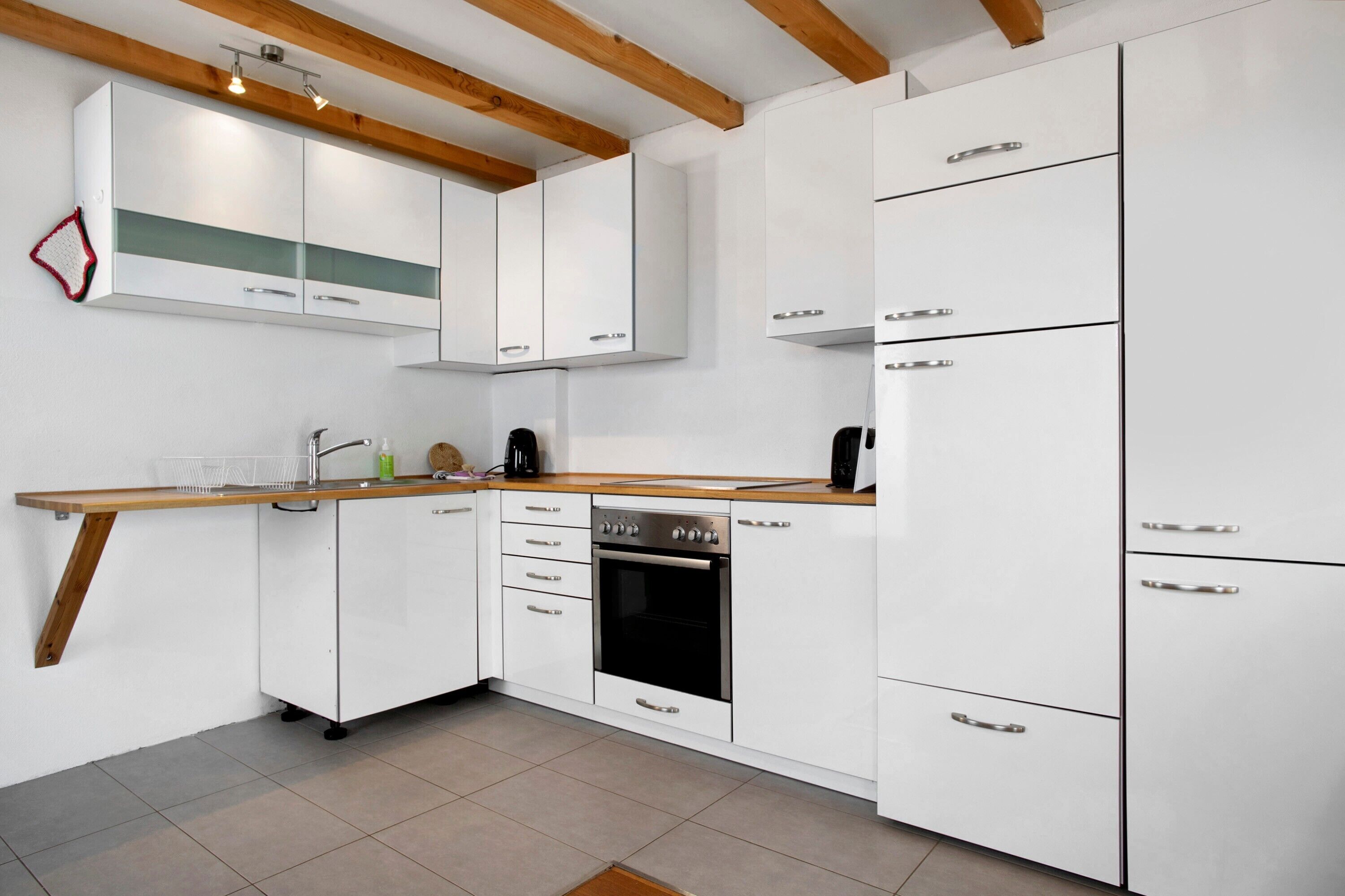 Jääkaappi, uuni, liesi, kahvin-/teenkeitin