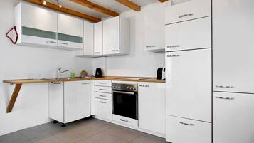 Jääkaappi, uuni, liesi, kahvin-/teenkeitin