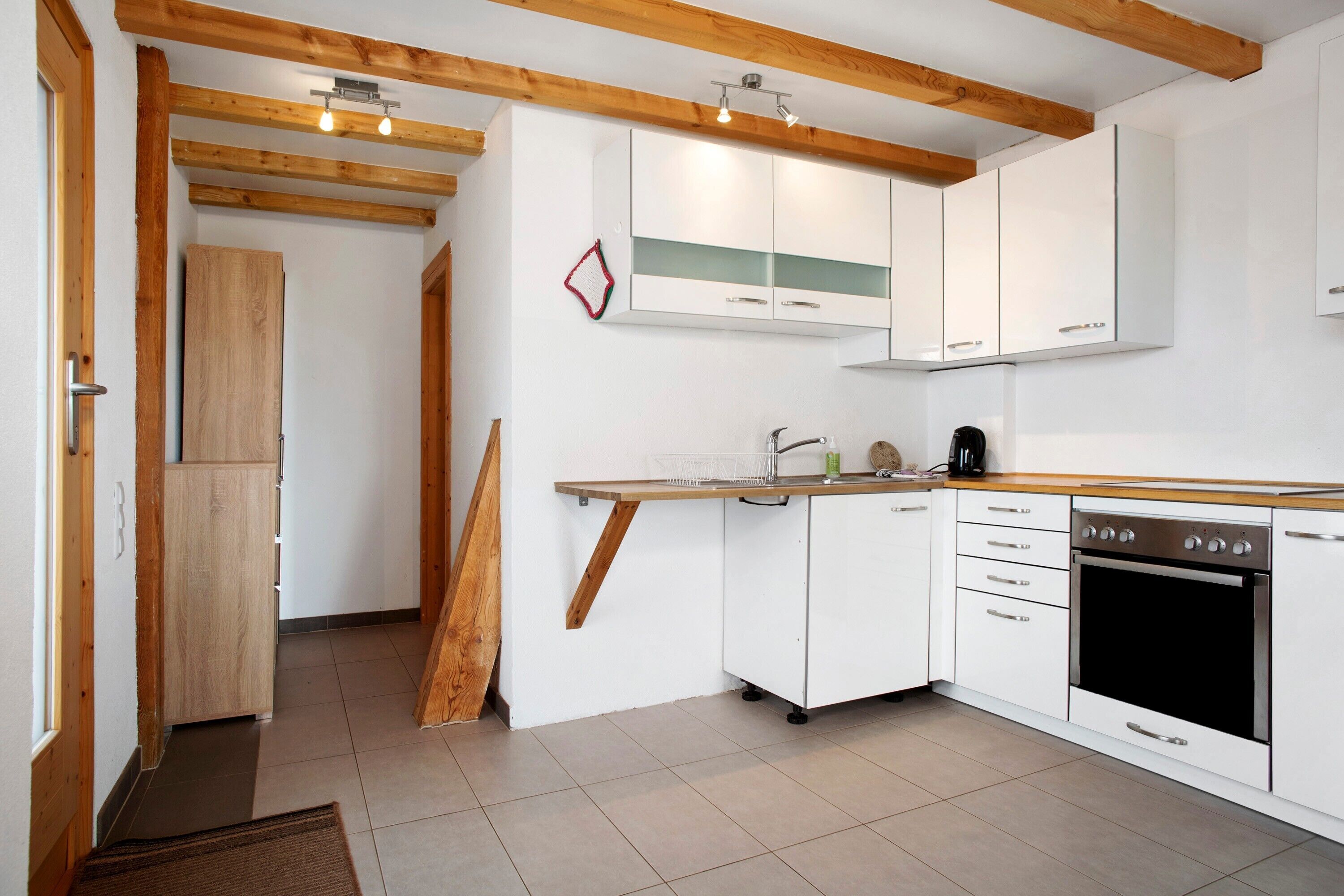 Réfrigérateur, un four, surface de cuisson, cafetière-théière