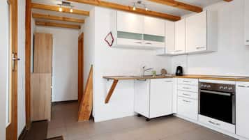 Réfrigérateur, un four, surface de cuisson, cafetière-théière