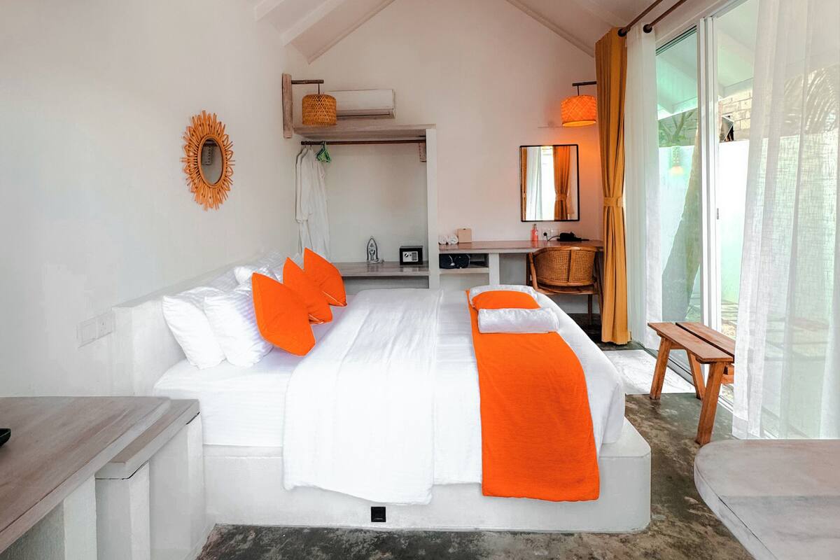 Une chambre à coucher avec un lit, un bureau et une chaise.