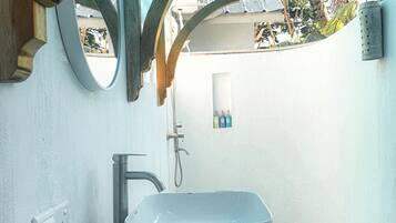 Gratis toiletartikelen, een haardroger, handdoeken, zeep