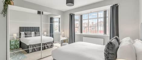 5 slaapkamers, een strijkplank/strijkijzer, reisbedje, wifi
