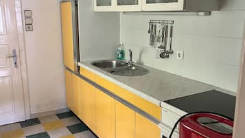 Refrigerador, horno, placa de cocina, cafetera/tetera