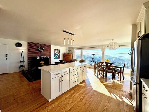 Spacious 4BR Ocean‑View Home • Modern Kitchen • Near Beach & SF