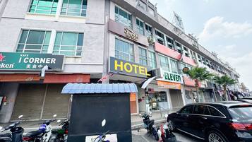 Vista frontal de la propiedad