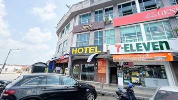 Vista frontal de la propiedad