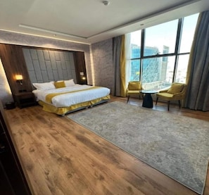 Minibar, desk, laptop workspace, blackout curtains - Palette Luxury MAS Hotel (Jeddah)