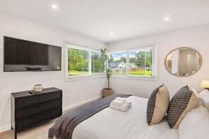 4 slaapkamers, een bureau, een strijkplank/strijkijzer, reisbedje