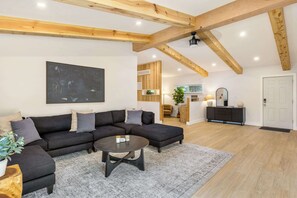 Een televisie, een open haard en een kantoor