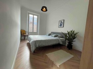 3 chambres, fer et planche à repasser, Wi-Fi, draps fournis