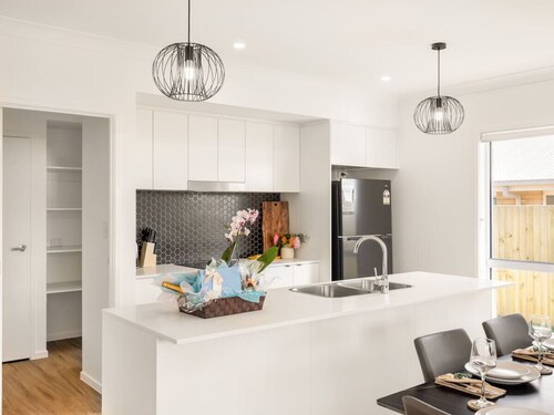 Modern Family Retreat in Premier GreenbankLocation