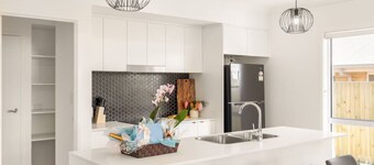 Modern Family Retreat in Premier GreenbankLocation