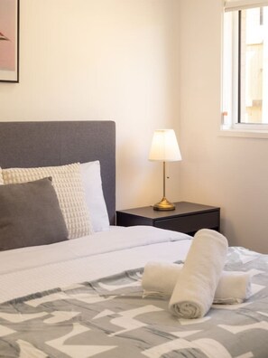 4 عدّة غرف نوم ومكواة/لوح كي وواي فاي وملاءات أسرّة