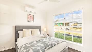 4 bedrooms, iron/ironing board, WiFi, bed sheets