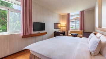 Romantic Double Room, Non Smoking, Partial Lake View | Rollaway beds, bed sheets