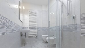 A modern bathroom with a glass shower enclosure, a sink, and a toilet. - Les Trois Merveilles Green Fernando (Cesena)
