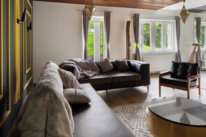 TV, table tennis - Apartment 'Gentuard's Und Leandro's Weitblick' with Mountain View, Shared Garden and Wi-Fi (Oberried)