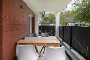 Outdoor dining - Apartment 'Eljesa's Lichtblick' with Mountain View, Shared Garden and Wi-Fi (Oberried)