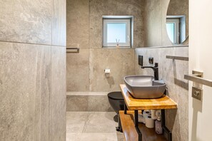 Douche, sèche-cheveux, serviettes fournies