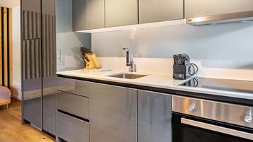 Een koelkast, een magnetron, een oven, een kookplaat