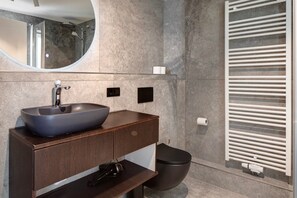 Dusche, Haartrockner, Handtücher