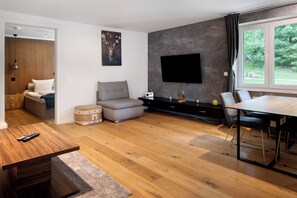 Una televisión, una mesa de tenis de mesa