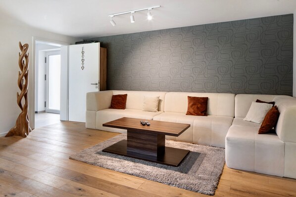 Fernseher, Tischtennisplatte